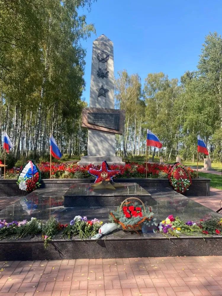 Никто не забыт и ничто не забыто, На все поколенья и все времена.